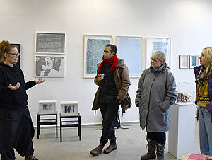 Ramona Seyfarth links begrüßt vier Vertretende der Kommission für den Landeskunstankauf in ihrem Atelier.