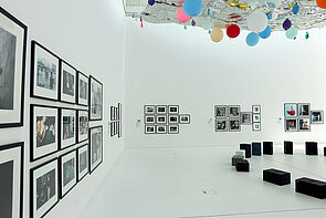 Ein Blick in die Ausstellung. An der Decke hängen Luftballons.