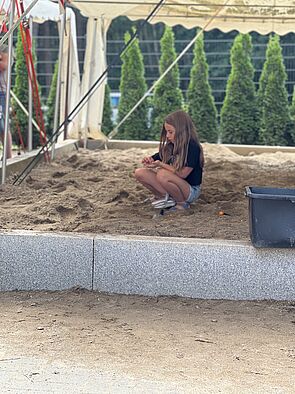 Hanna beim Suchen nach Edelsteinen