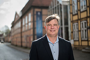 Sven Müller steht vor dem Schauspielhaus.