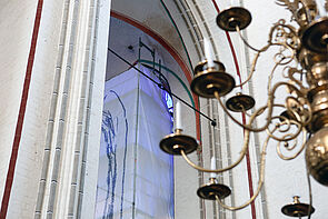 Noch verhüllt: die Kirchenfenster mit den Uecker-Motiven.