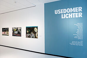 An der Wand angekündigt: die Ausstellung Usedomer Lichter.