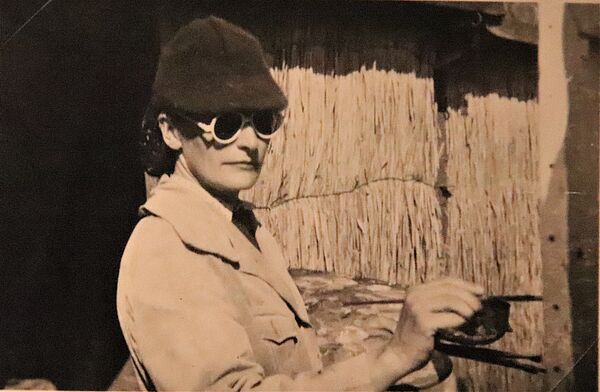 Ein altes Foto zeigt eine Frau, die malt.