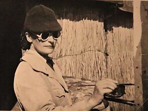 Ein altes Foto zeigt eine Frau, die malt.