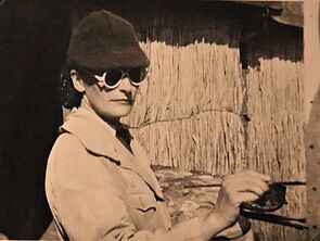 Ein altes Foto zeigt eine Frau, die malt.