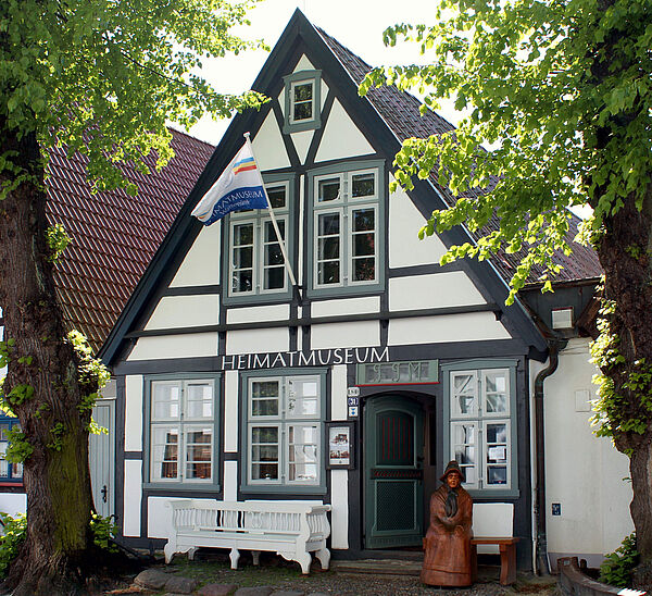 Blick auf ein altes Fachwerkhaus. In dem Haus ist ein Heimatmuseum.