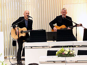 Zwei Musiker auf der Bühne.