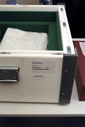 Eine Kiste. In dieser Kiste lagert die alte Chronik.