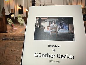 Ein Text mit Bild kündigt eine Trauerfeier an.