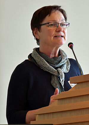 Marion Schael steht an einem Rednerpult und spricht.