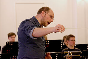Der Leiter dirigiert die Band.