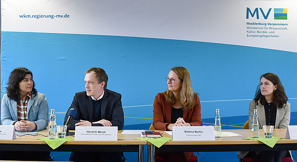 Präsentanten der neuen Struktur auf der Pressekonferenz