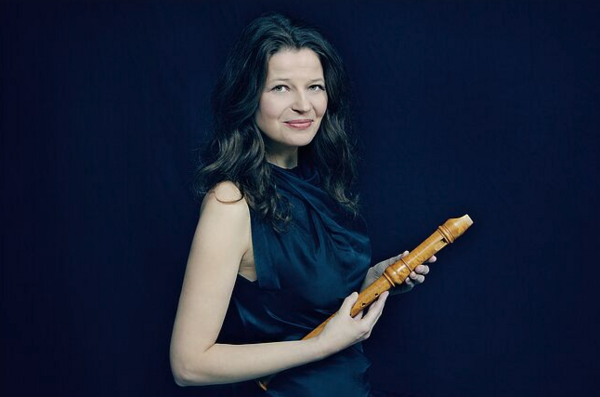 Porträt einer Musikerin. Sie spielt Blockflöte.