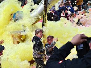 2 Jungs stehen mitten im Schaum.