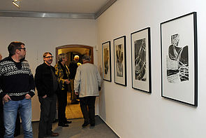 Besucher gehen durch die Ausstellung.