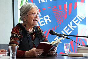 Eine Autorin liest aus ihrem Buch. Die Frau ist Helga Schubert.