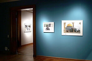 Jedes Bild wird beleuchtet.