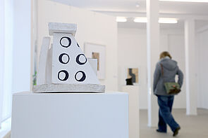 Eine Besucherin geht durch die Ausstellung.