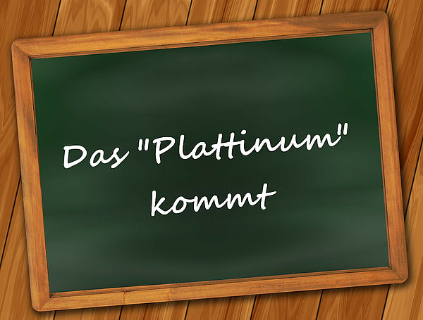 Auf einer Tafel steht in weißer Schreibschrift: "Das Plattinum kommt". 