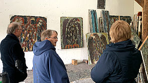 Die Kunstkommission im Atelier von Ingmar Bruhn.
