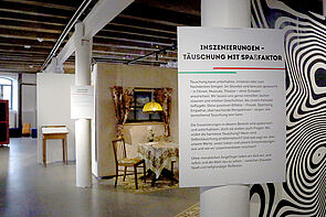 Blick in die Ausstellung. Bilder hängen an der Wand.