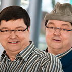Zwei Männer lächeln.