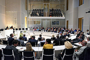 Blick in den Plenarsaal in Schwerin