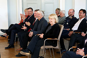 Blick in den Saal. Die Menschen freuen sich.