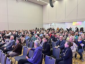 Ein voll besetzter Saal in Neubrandenburg.