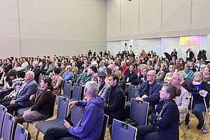 Ein voll besetzter Saal in Neubrandenburg.