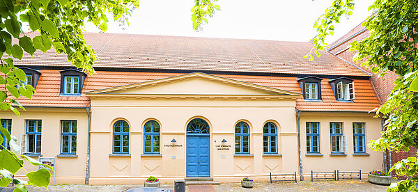 Die Bibliothek von außen. 