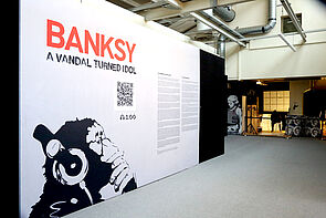 Ein Plakat kündigt die Ausstellung an.