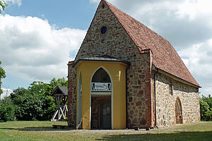 Die Kirche wurde aus Feldsteinen gebaut. Sie hat keinen Turm und ist kaum länger als eine Scheune. Der Glockenstuhl steht neben der Kirche.