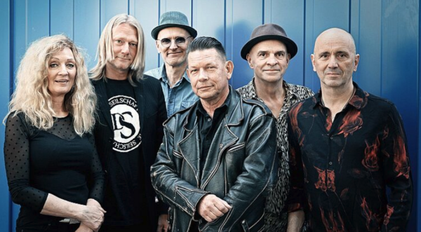 Foto einer Band. Zu sehen sind sechs Musiker.