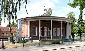 Ein Backsteingebäude mit weißen Säulen. 