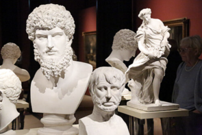Büsten im Museum.