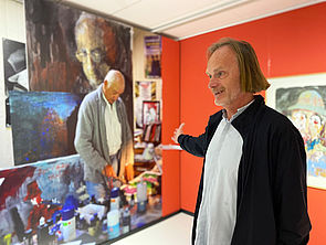 Jörg-Uwe Neumann steht in einem der Ausstellungsräume und spricht.