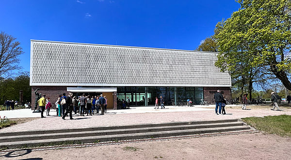 Hunderte Leute pilgerten zur Wiedereröffnung der Kunsthalle Rostock.