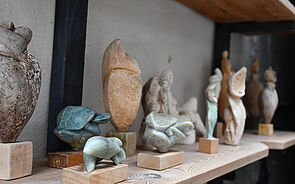 Kleine Figuren in einem Regal