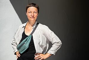 Porträt einer Frau. Die Frau ist die Künstlerin Stephanie Lüning.