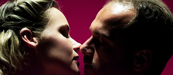 Eine Frau und ein Mann küssen sich.