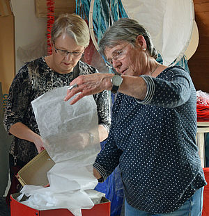 Zwei Frauen betrachten ein Kunstwerk.