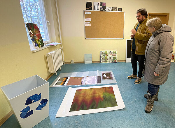 Niklas Washausen und Dr. Merete Corbarg in seinem Atelier