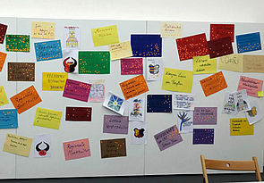 An einer Magnetwand hängen viele bunte Zettel mit Wünschen und Ideen für das Kulturquartier.