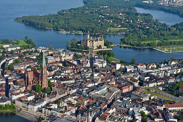 Schwerin von oben. Mit der Innenstadt, der Schlossinsel, dem Schloss und dem Schweriner See.