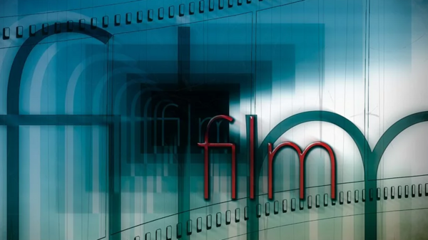 Das Wort Film erscheint in verschiedenen Größen und Farben. 