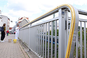 Ein Geländer wird gestrichen.