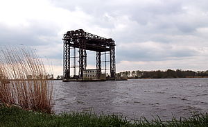 Die Reste der Hubbrücke stehen auf vier Eisenbeinen im Peenestrom. 