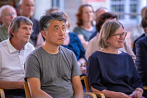 Der Künstler aus Japan sitzt neben der Museumsdirektorin.