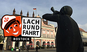 Die Silhouette eines Mannes vor dem Rathaus in Rostock. Neben ihm: das Logo der Lachrundfahrt.